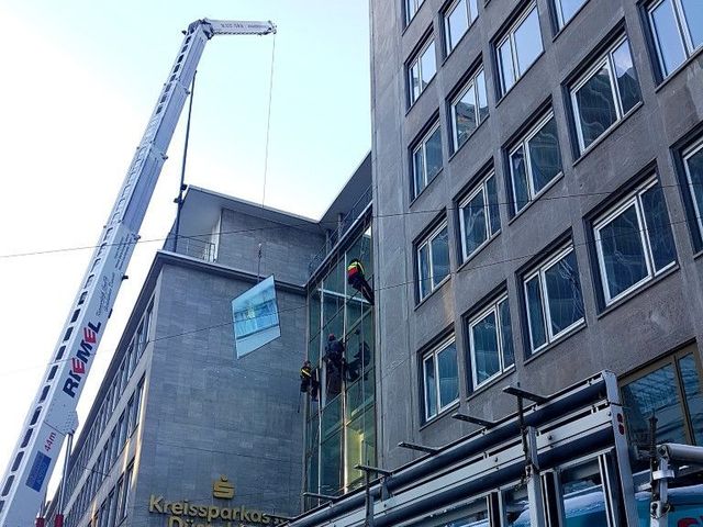 Zwei Arbeiter reparieren ein Glas