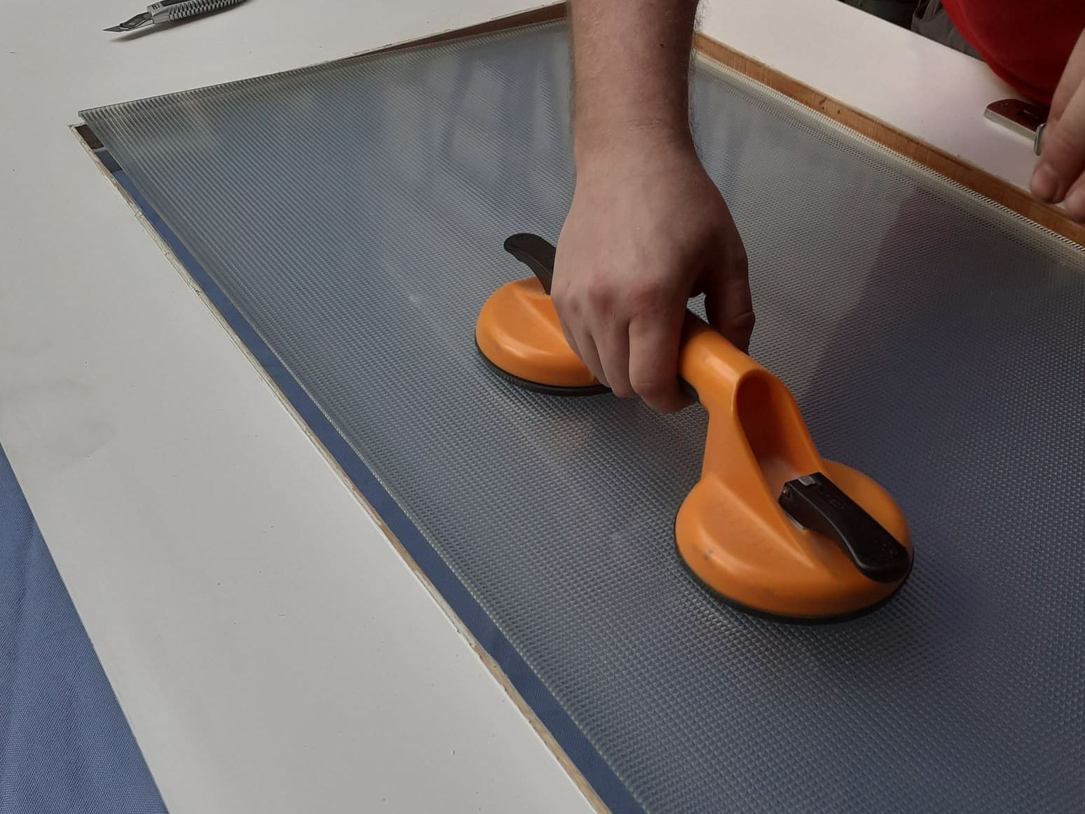 Zwei Arbeiter reparieren ein Glas