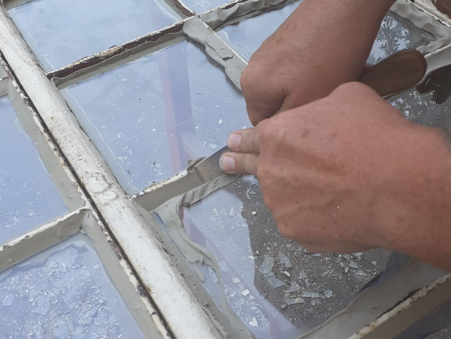 Zwei Arbeiter reparieren ein Glas