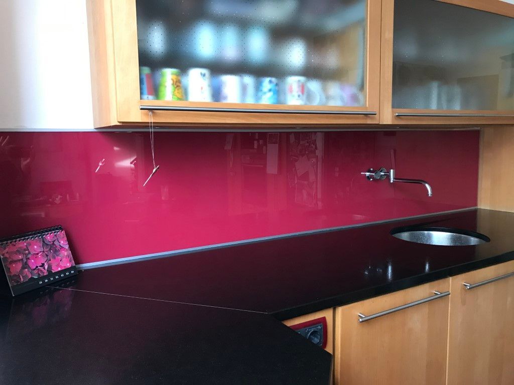 rosa lackierte Küchenrückwand