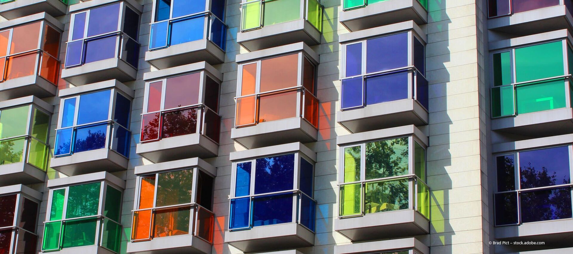 Farbig lackiertes Glas außerhalb einer Wohnung