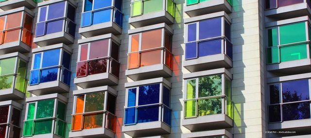 Farbig lackiertes Glas außerhalb einer Wohnung