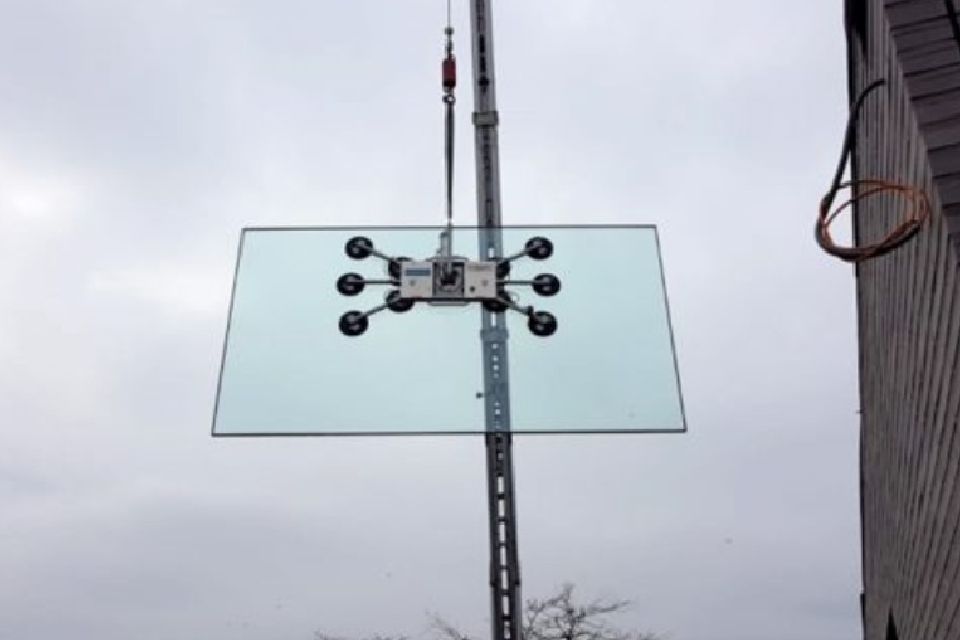 Zwei Arbeiter reparieren ein Glas