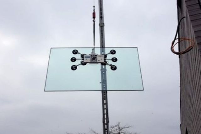 Zwei Arbeiter reparieren ein Glas