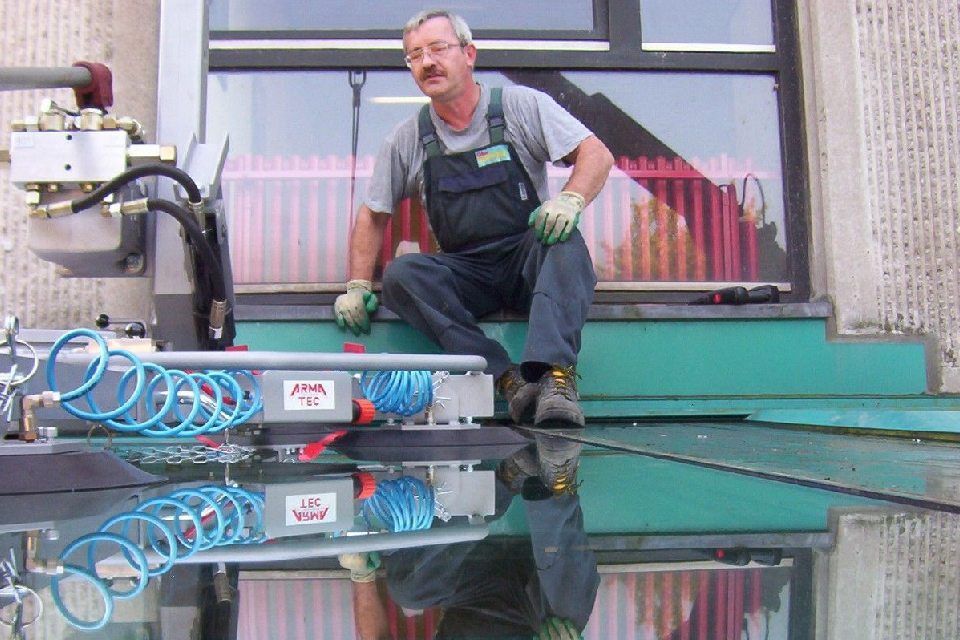 Zwei Arbeiter reparieren ein Glas