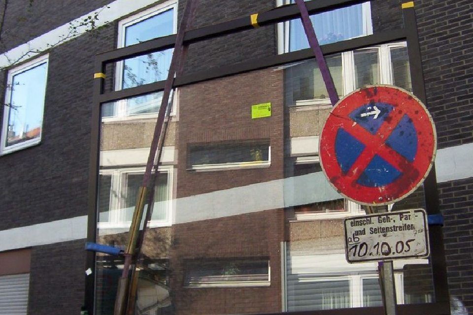 Zwei Arbeiter reparieren ein Glas