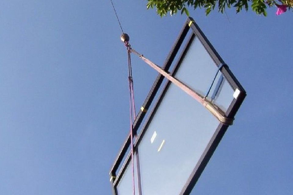 Zwei Arbeiter reparieren ein Glas