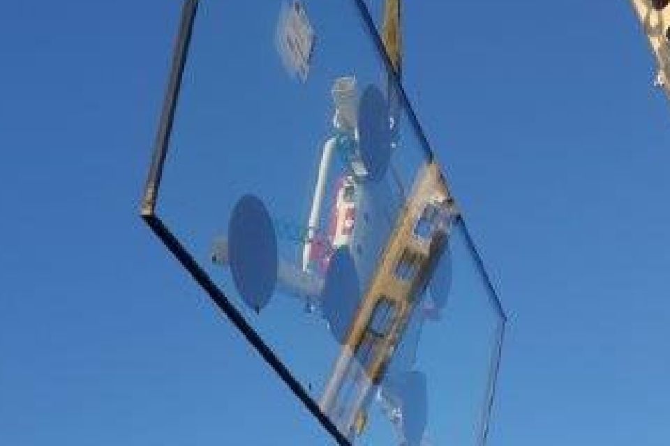 Zwei Arbeiter reparieren ein Glas