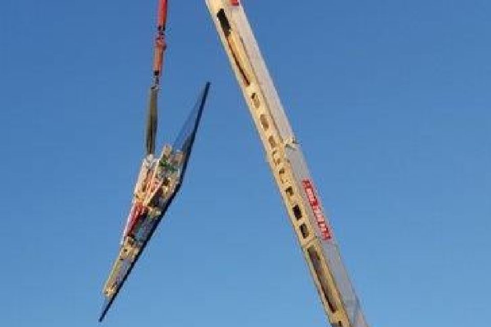 Zwei Arbeiter reparieren ein Glas