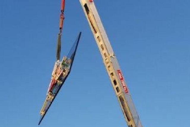 Zwei Arbeiter reparieren ein Glas