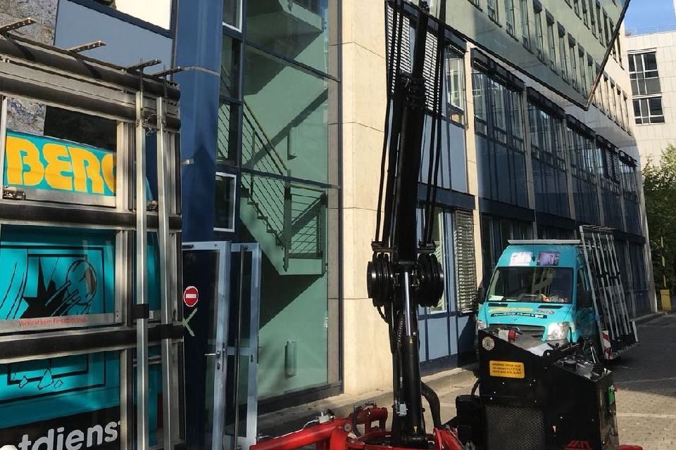 Zwei Arbeiter reparieren ein Glas