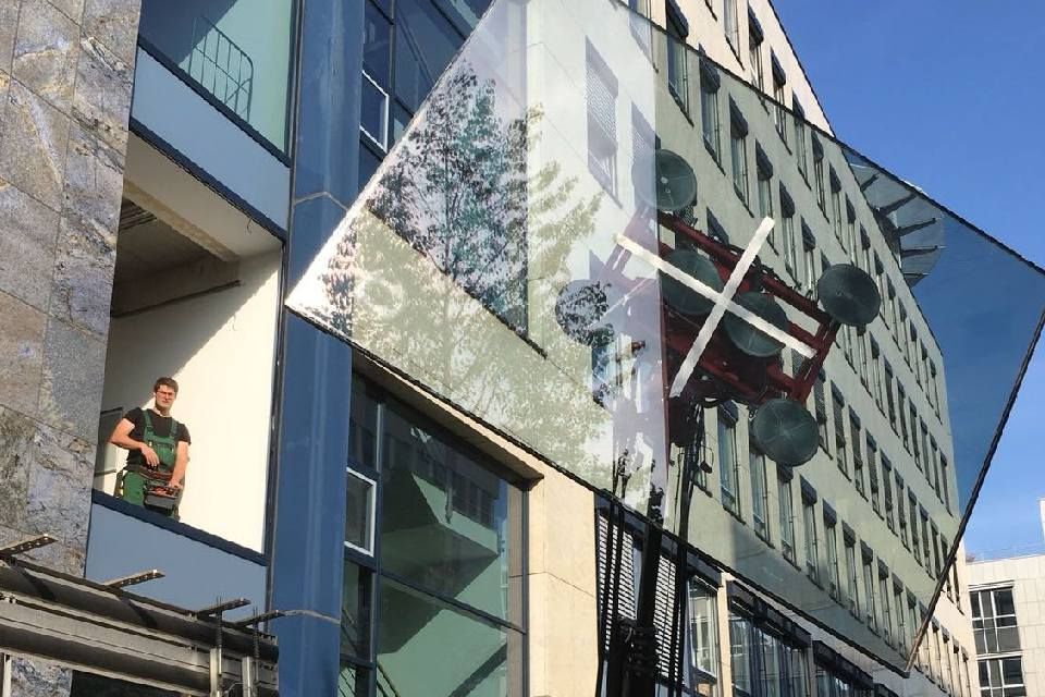 Zwei Arbeiter reparieren ein Glas