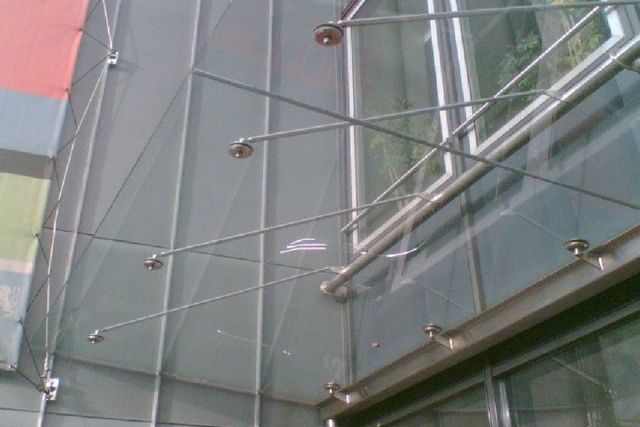 Zwei Arbeiter reparieren ein Glas