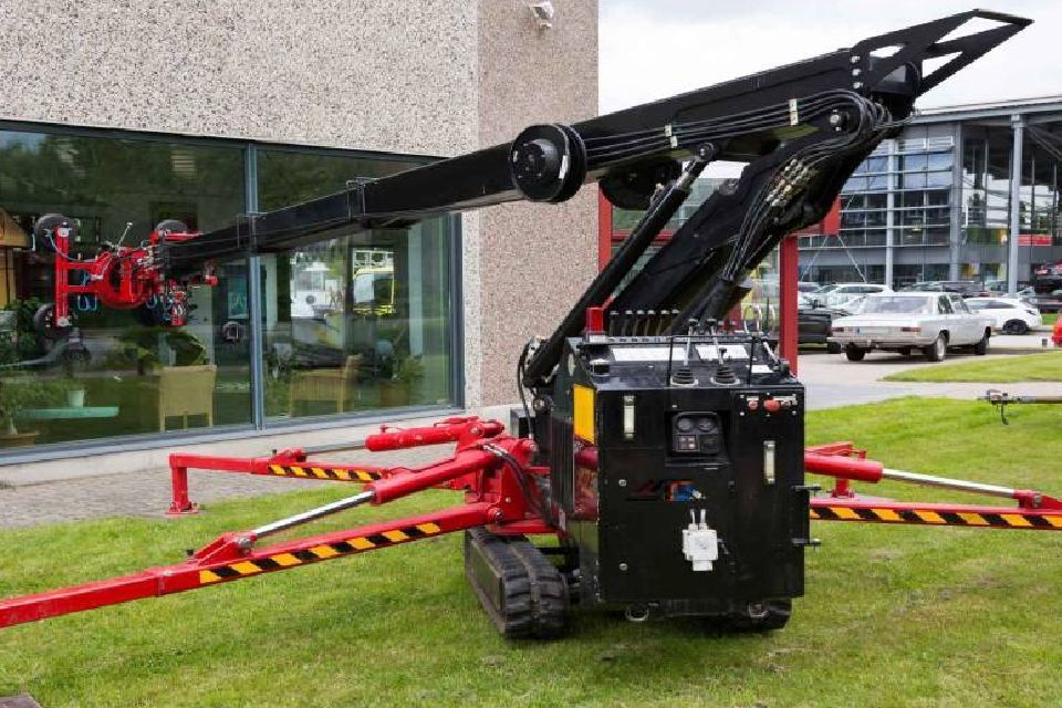 Zwei Arbeiter reparieren ein Glas