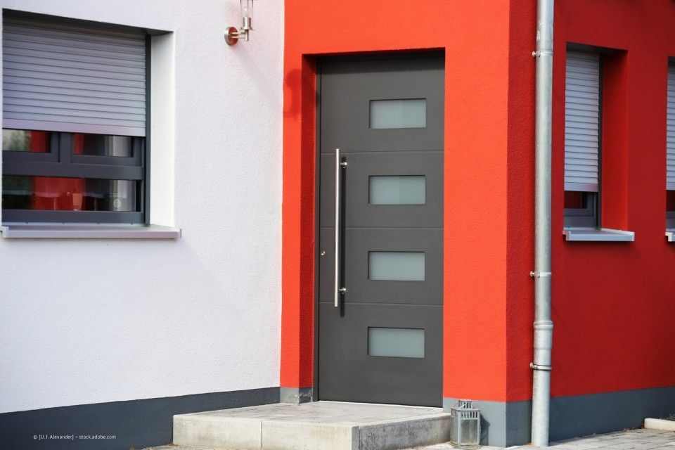 Moderne Haustüre mit Milchglas