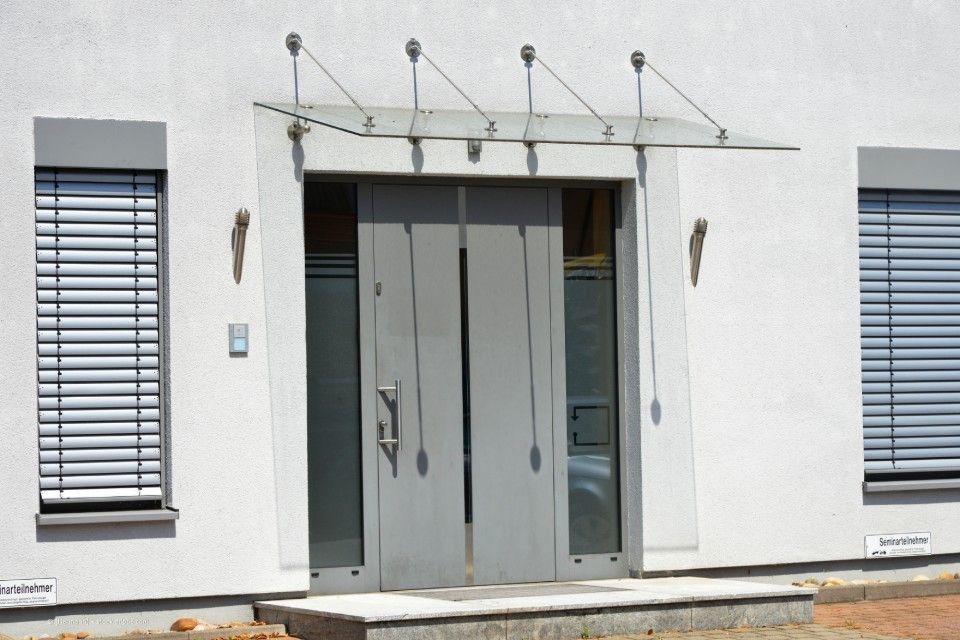 Haustür mit Vordach