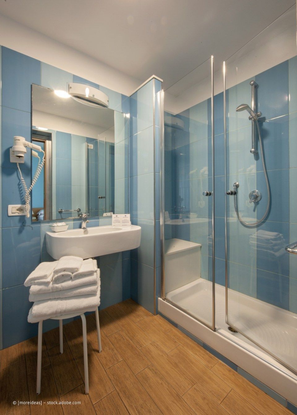 Badezimmer mit Glasdusche