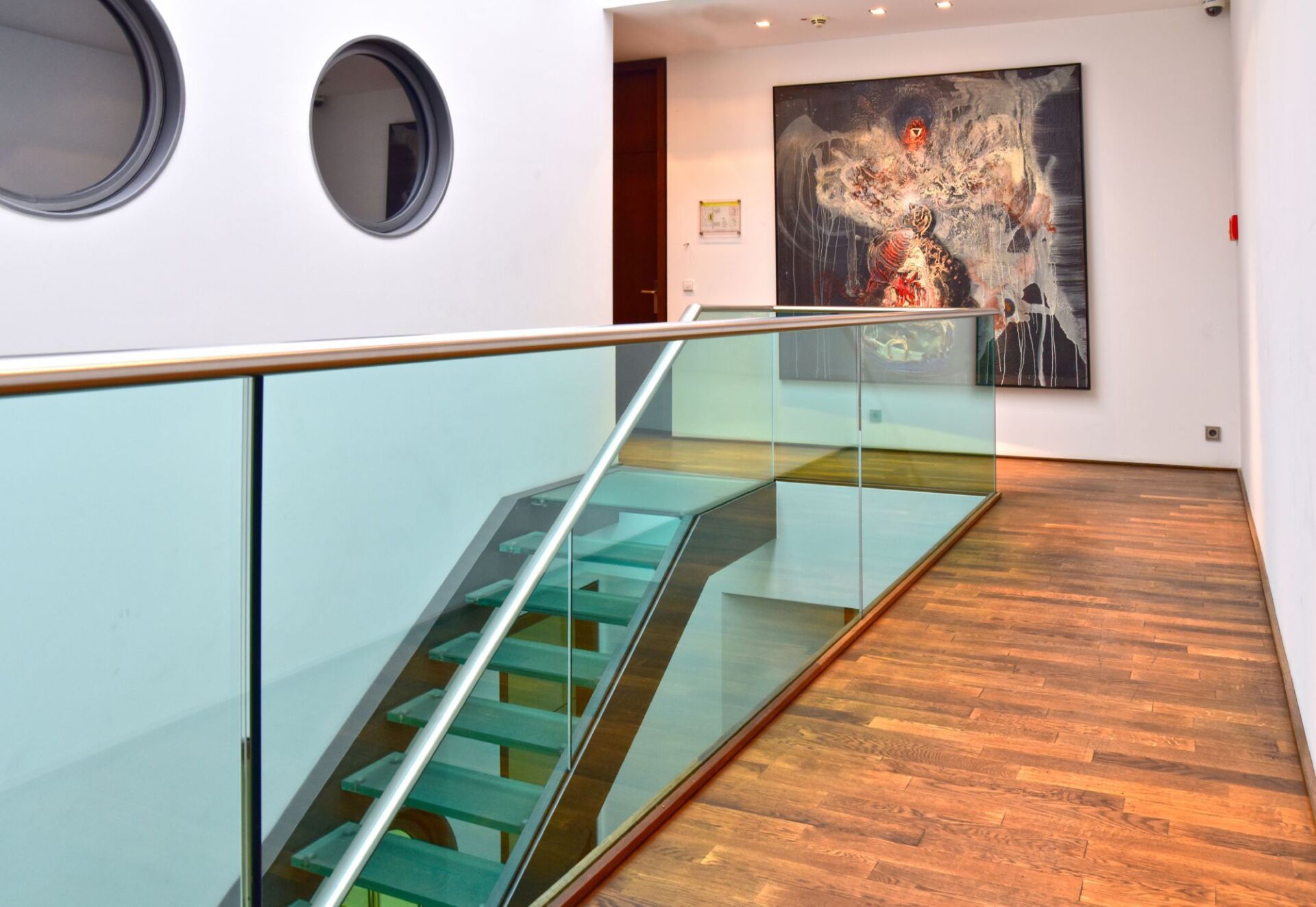 Glasgeländer im Museum