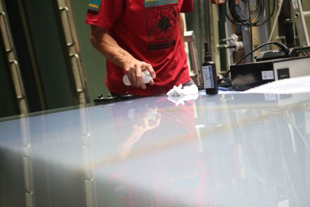 Person arbeitet in einer Glaserei