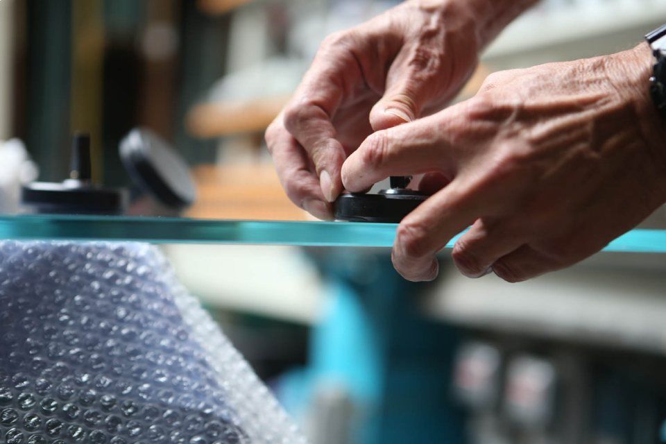 Person arbeitet in einer Glaserei