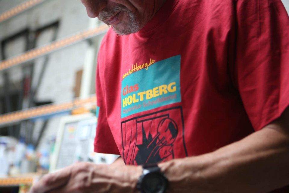 Person arbeitet in einer Glaserei