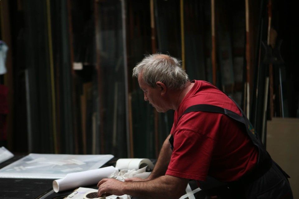 Person arbeitet in einer Glaserei