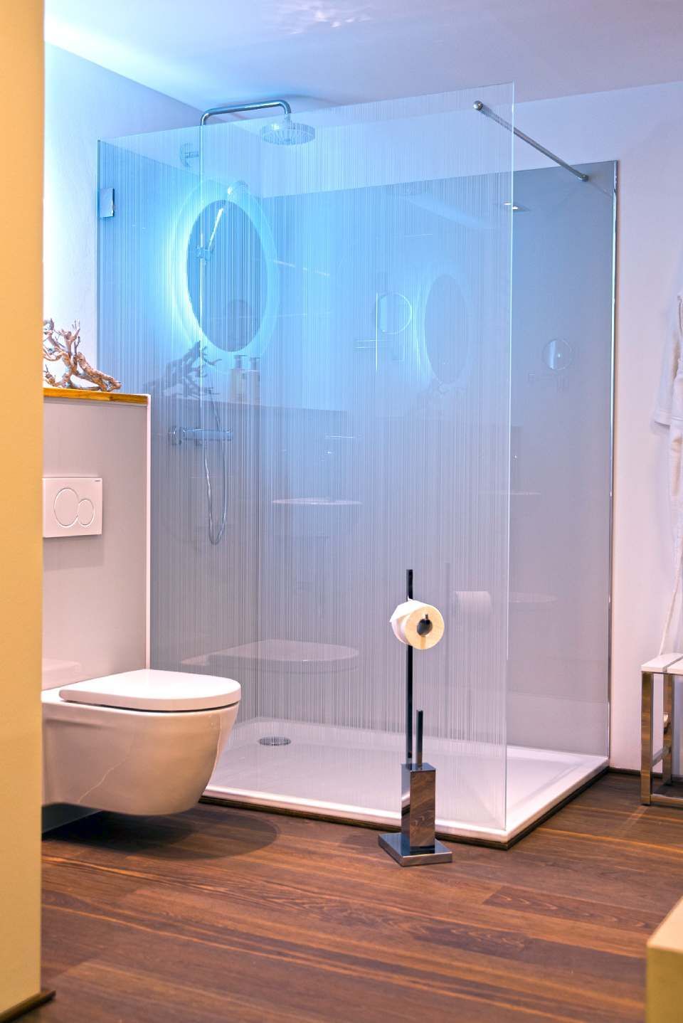 Duschwand aus Glas mit Beleuchtung