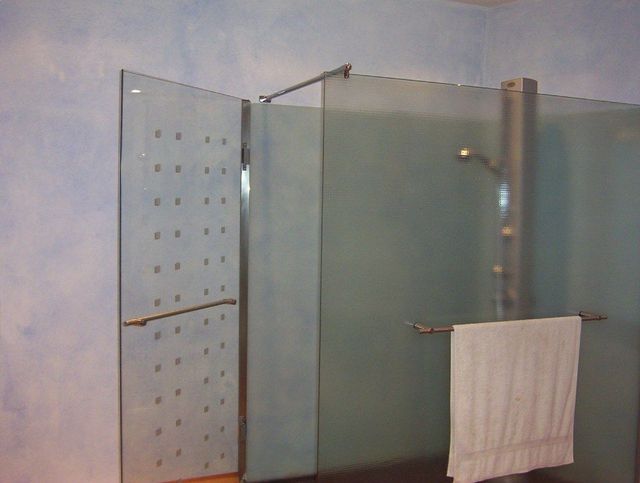 Dusche aus Glas mit Handtuchhalter