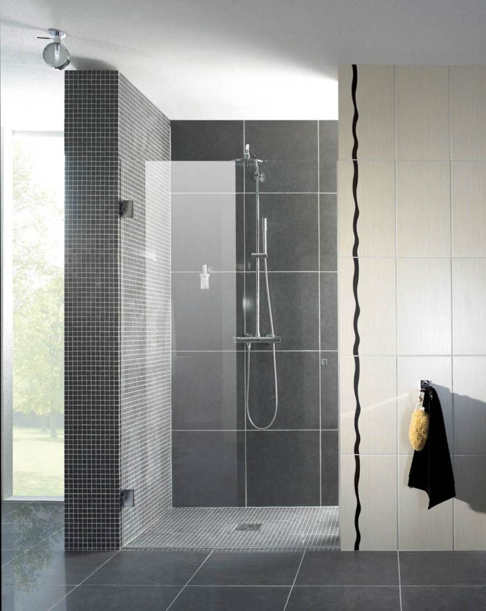 Dusche mit Glaswand und grauen Fliesen