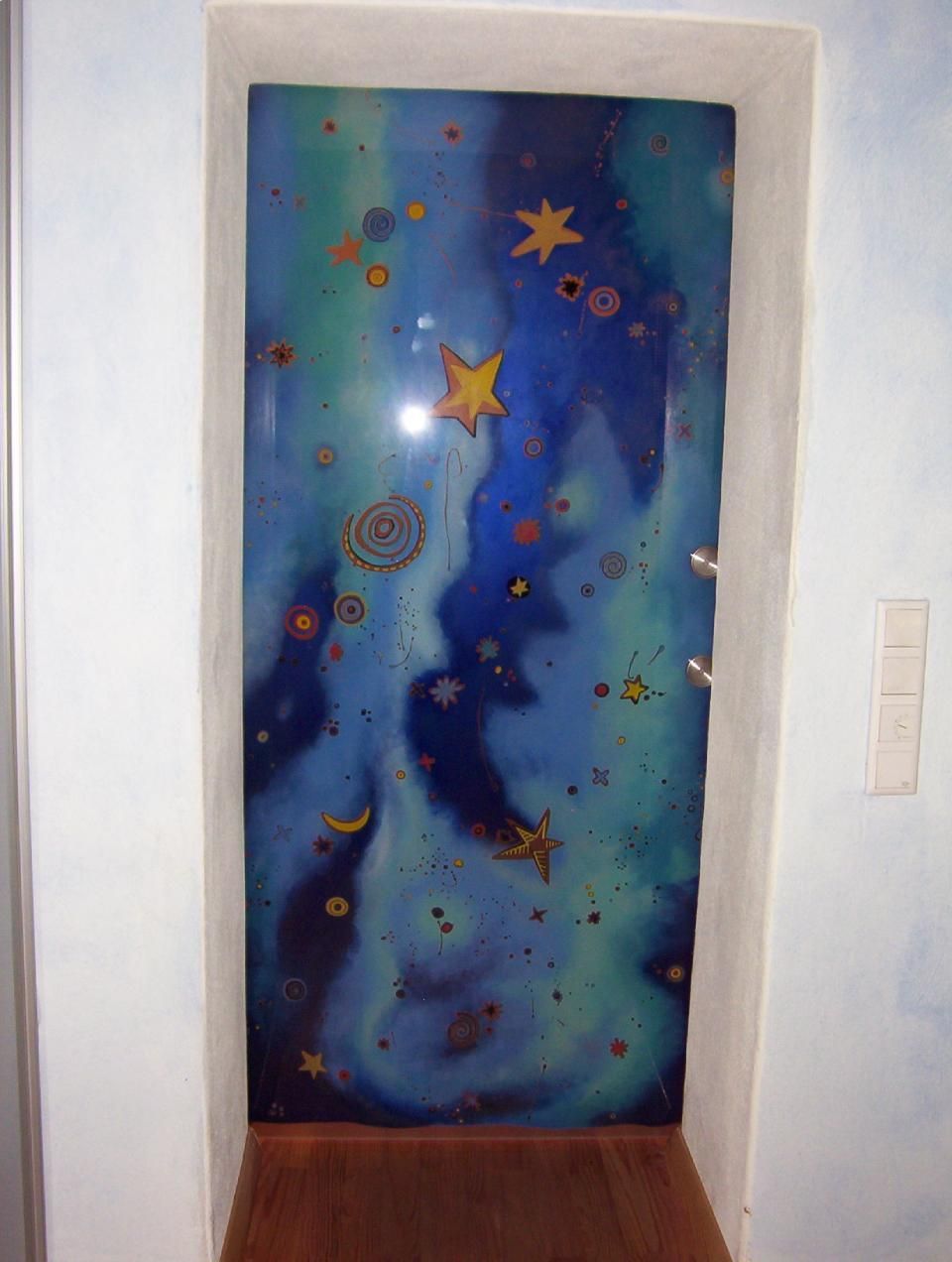 Glaswand mit einem bunten Motiv in blauen Farben