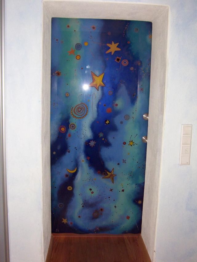 Glaswand mit einem bunten Motiv in blauen Farben