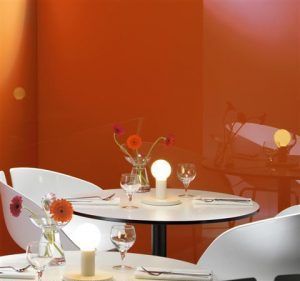 Sitzgruppe vor braunem Glas