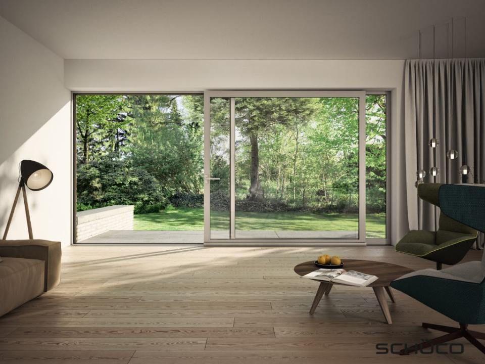 Große Schiebefenster aus Glas im Wohnzimmer