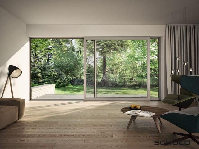 Große Schiebefenster aus Glas im Wohnzimmer