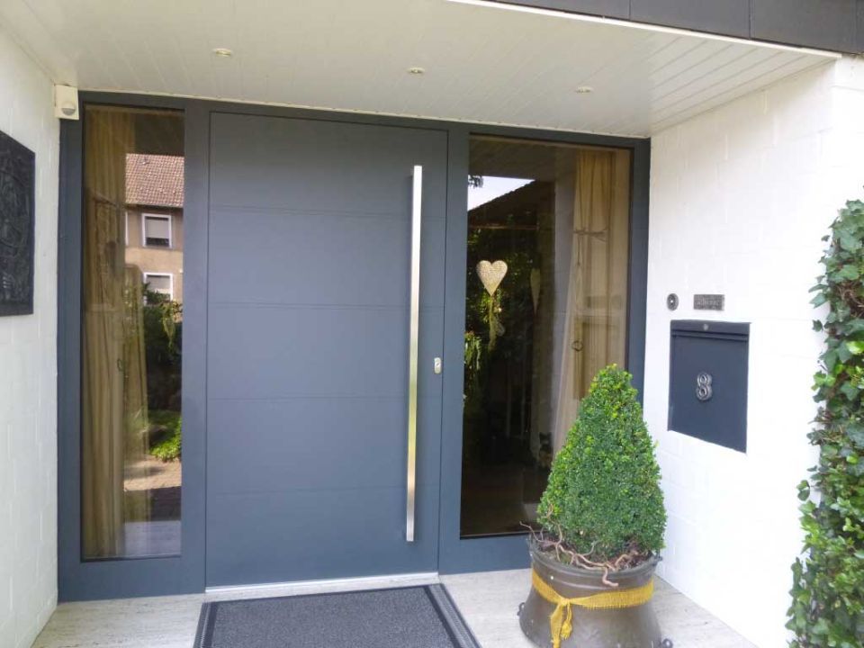 Graue Haustür mit zwei Seitenfenstern