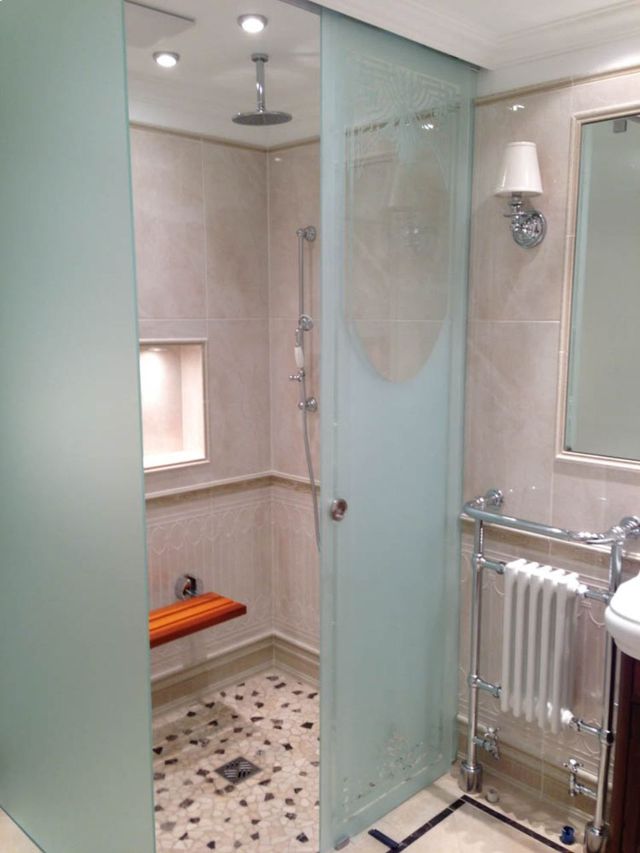 Glasdusche mit Sandstrahlmuster