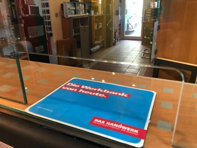 Glasscheibe auf Tisch