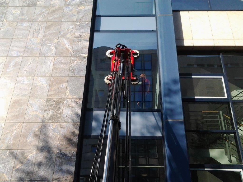 Zwei Arbeiter reparieren ein Glas