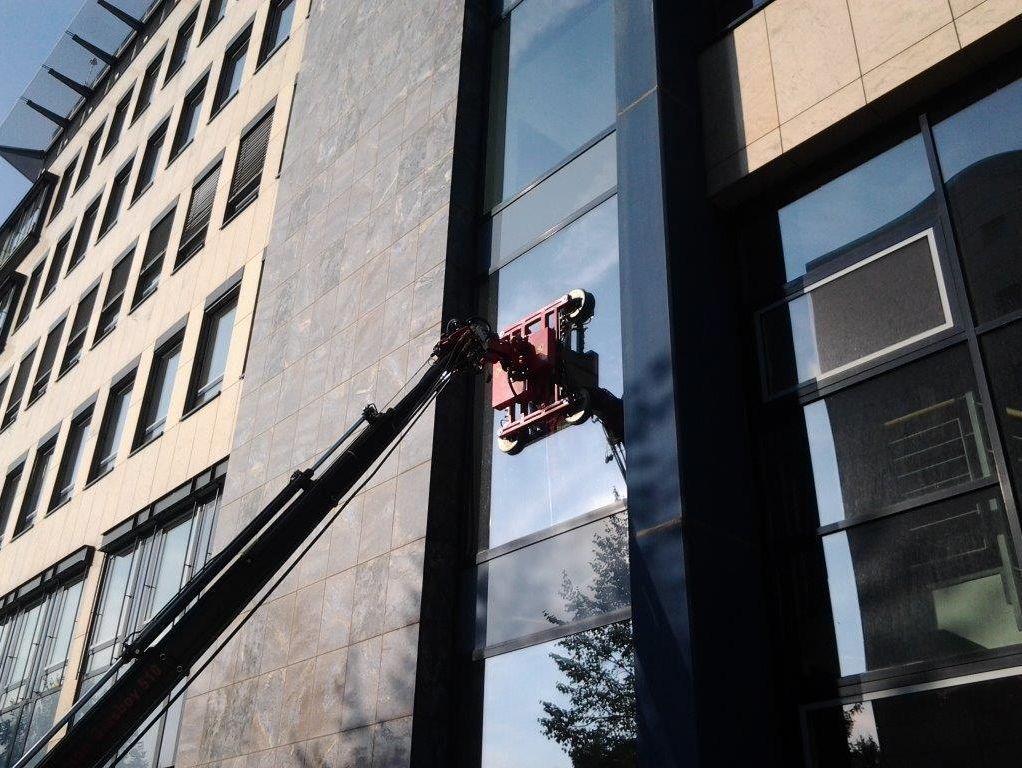 Zwei Arbeiter reparieren ein Glas