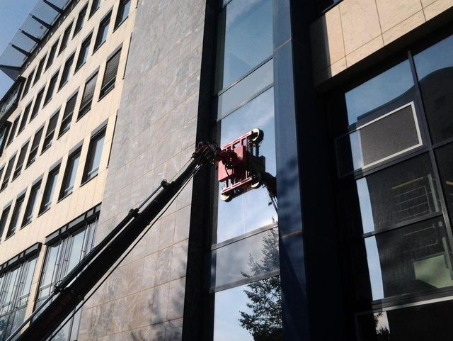 Zwei Arbeiter reparieren ein Glas