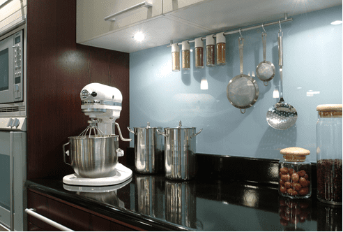 Farbig lackiertes Glas in einer Wohnung