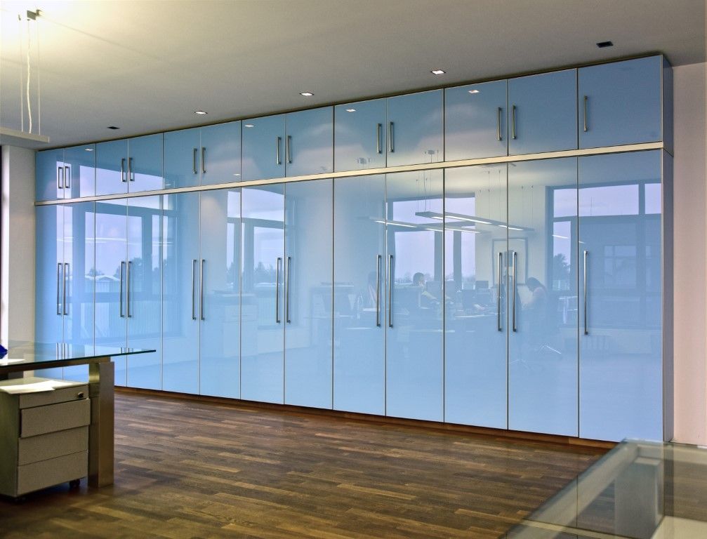 Schrank mit Glastüren