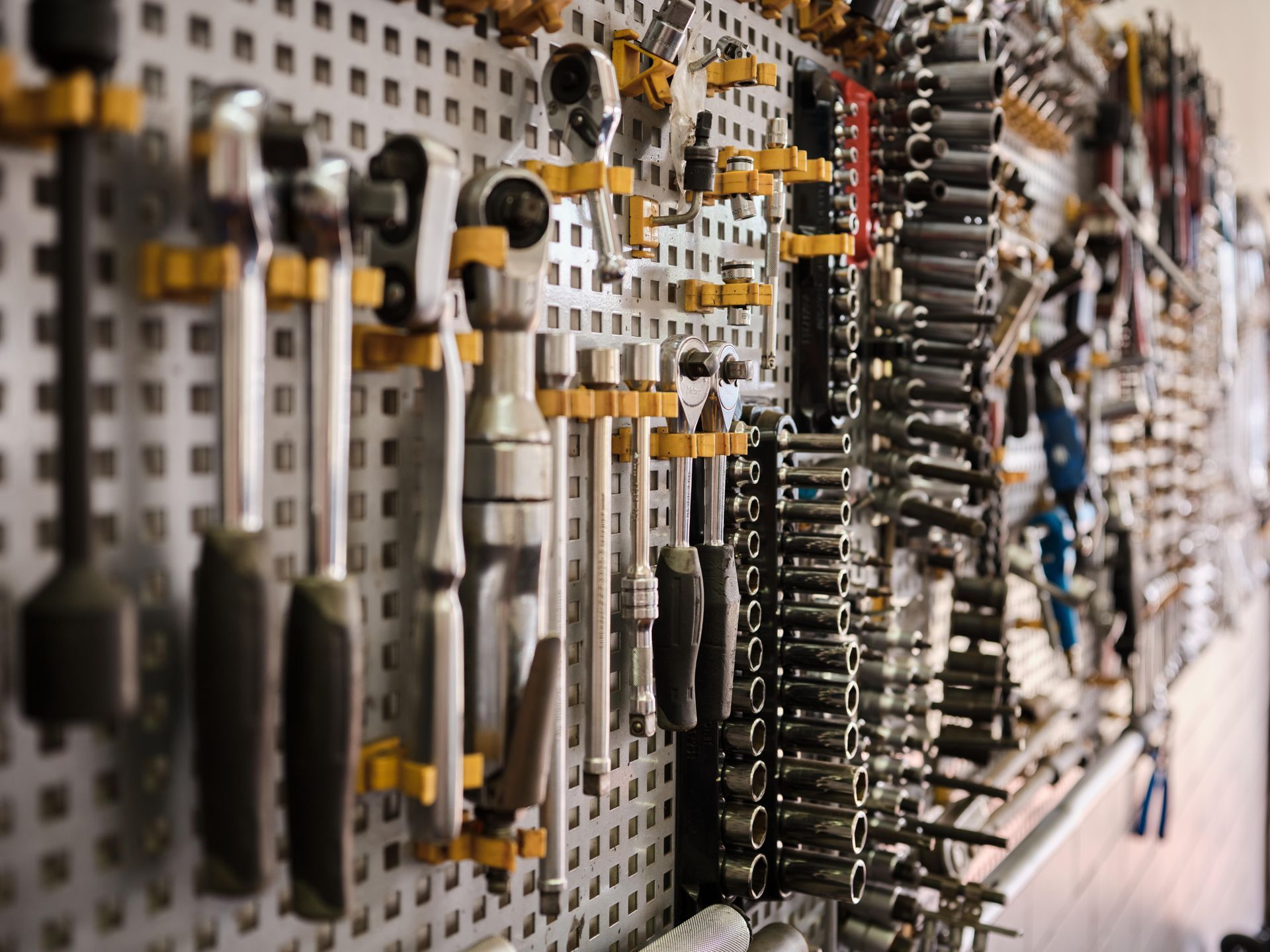 Werkstattwand mit verschiedenen Werkzeugen für Kfz-Reparaturen