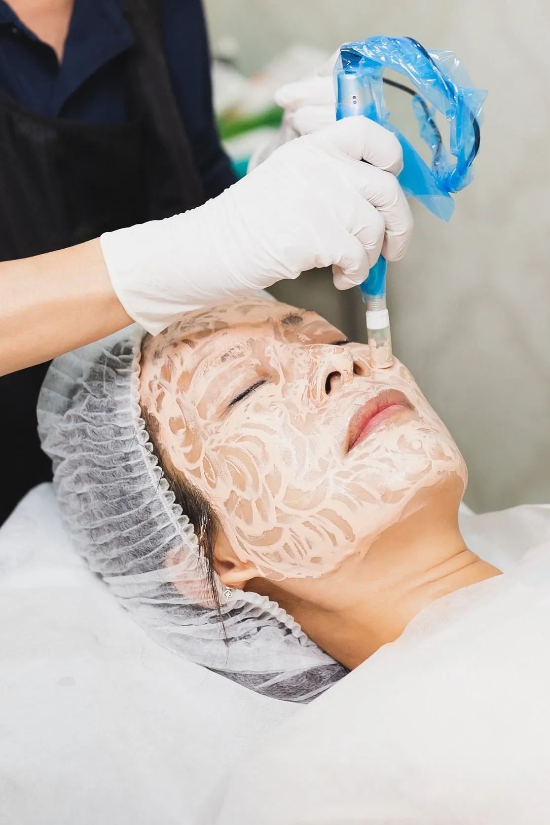 Una mujer está recibiendo un tratamiento facial en un salón de belleza.