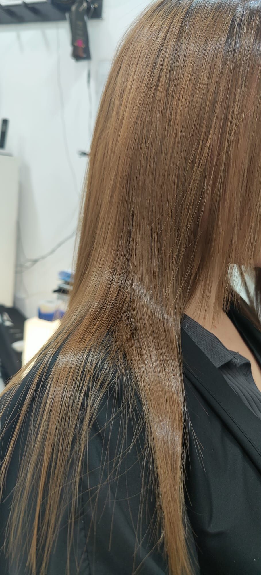 Un primer plano del cabello de una mujer en un salón.