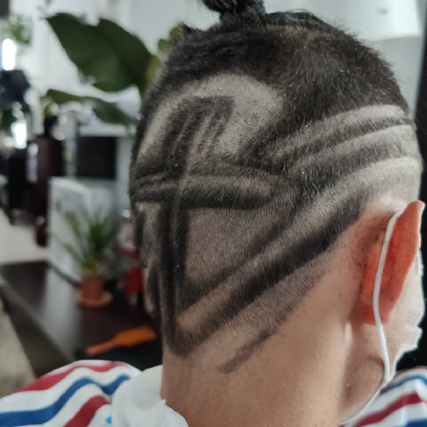 Un hombre con un diseño rapado en la cabeza.