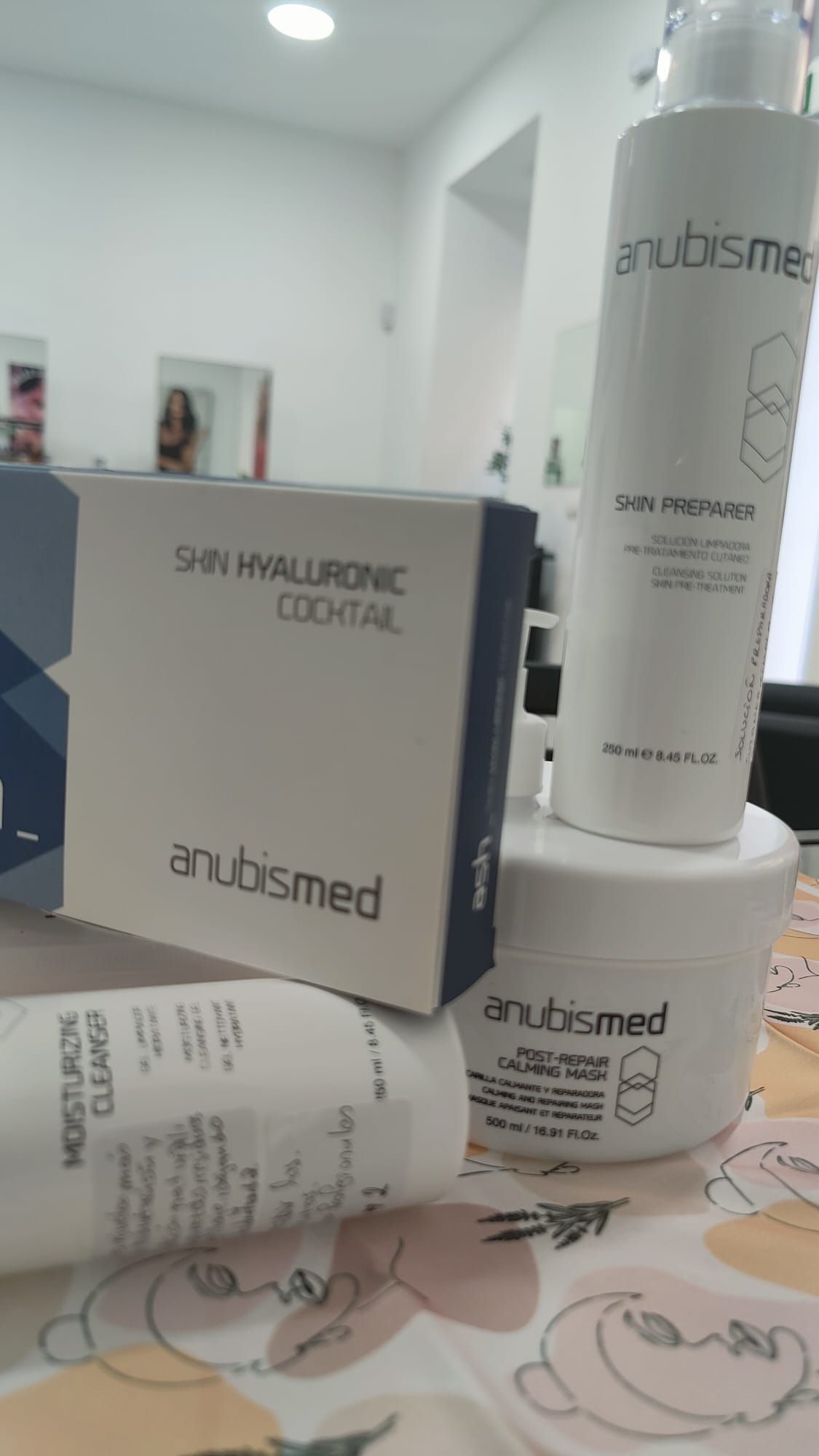 Una exhibición de esmaltes de uñas se encuentra en un estante de madera.