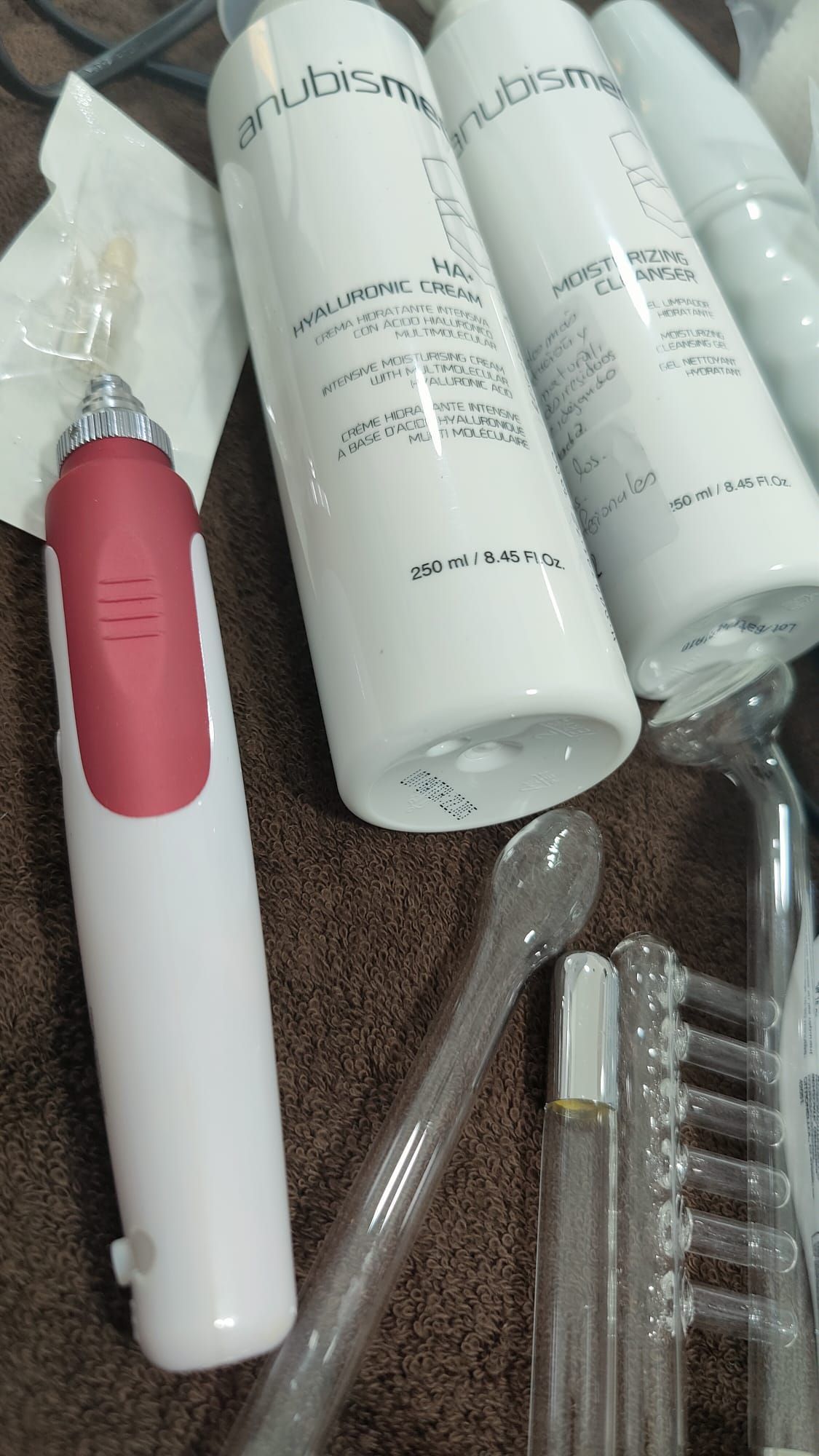 Un montón de botellas y un cepillo de dientes están sobre una mesa.