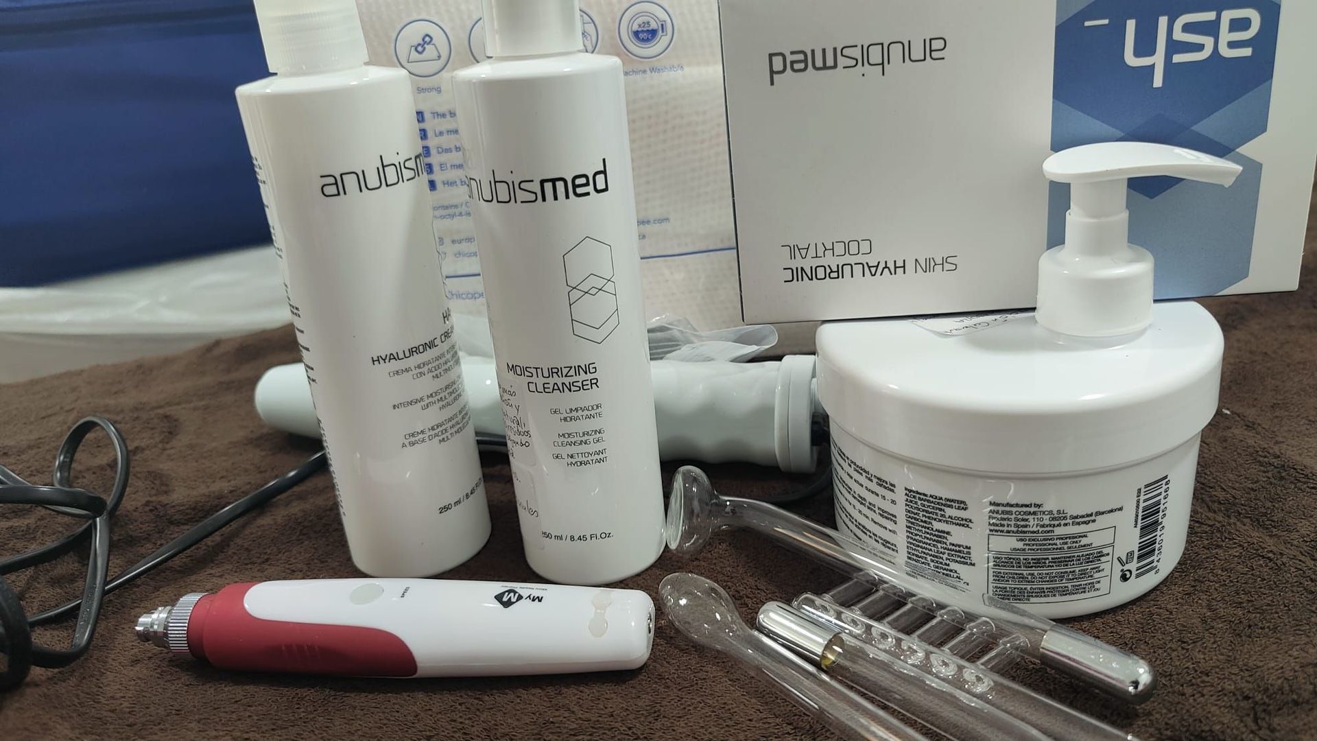 Un montón de botellas blancas con la palabra ceniza escrita en ellas.