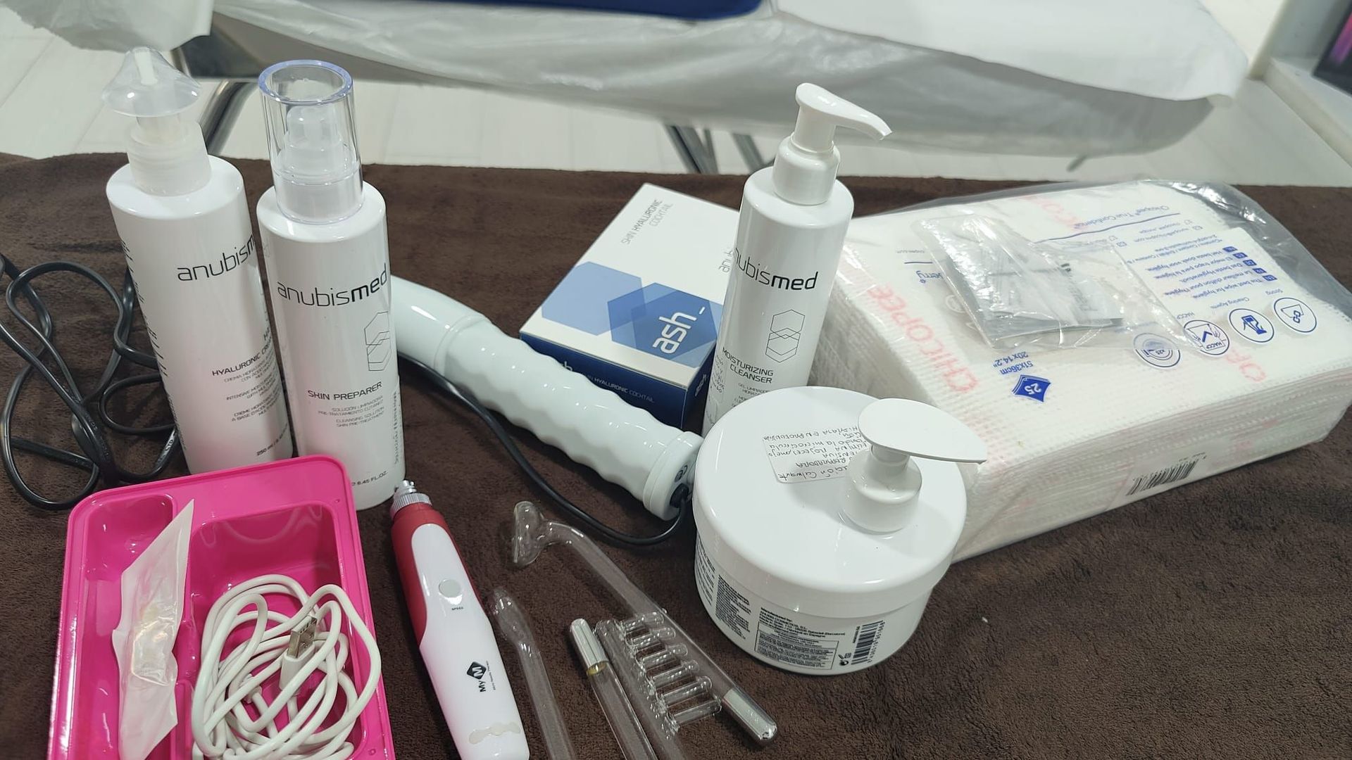 Una mesa cubierta con botellas, un dispositivo y otros elementos.